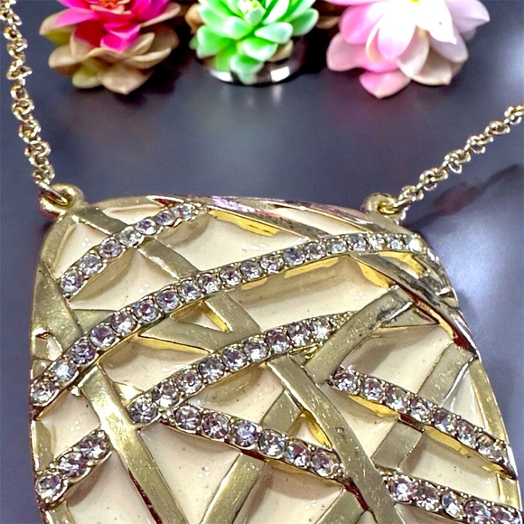 Beautiful necklace pendant Ivory Enamel and Crystals. Gold tone - Picture 2 of 3